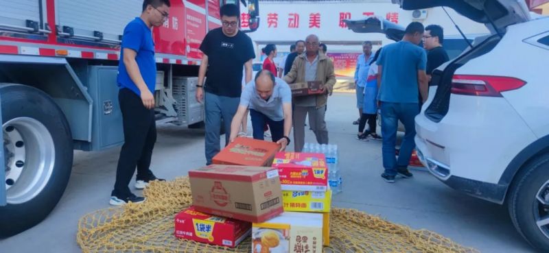 獵鷹向鶴壁?？h白寺鎮(zhèn)災(zāi)區(qū)群眾捐贈物資